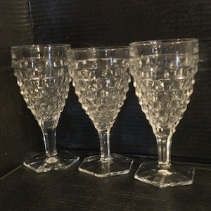 FOSTORIA Vetro “AMERICAN CLEAR” Set di tre (3) calici da acqua. Design con motivo a cubo. Prodotto negli Stati Uniti Fuori produzione dal 1915 al 1982.