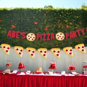 Puede incluir: Un banner de fiesta de pizza rojo y amarillo con el texto "Abe's Pizza Party". El banner est&aacute; decorado con rebanadas de pizza y pizzas enteras. Hay un mantel rojo con una variedad de comida en la mesa.