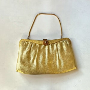 Monedero de tela de 2 tonos de oro vintage - Cierre de cierre de clip - Acento redondo adornado con una perla falsa - Mango de cadena de serpiente - Accesorio para mujer de la década de 1980