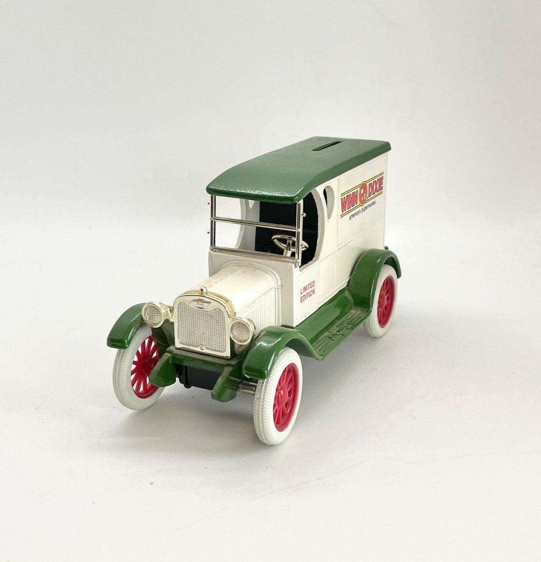 1923 Winn Dixie Truck Locking Coin Bank Diecast Metal Rubber Tires 1/