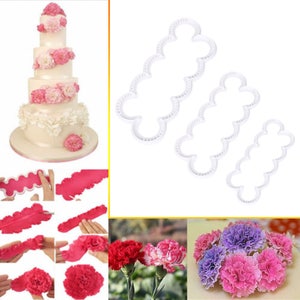 Puede incluir: Tres cortadores de flores de plástico blanco para hacer decoraciones de pasteles. Los cortadores tienen forma de flor con cinco pétalos. Los cortadores se muestran sobre un fondo blanco.