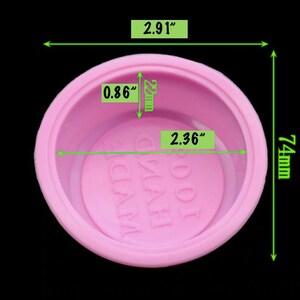 Puede incluir: Molde de silicona rosa para hacer jab&oacute;n o velas. El molde tiene un di&aacute;metro de 2,91 pulgadas y un ancho de 2,36 pulgadas. Tiene una altura de 74 mm. El molde tiene las palabras "DO IT" y "YOUR WAY" inscritas en la parte inferior.