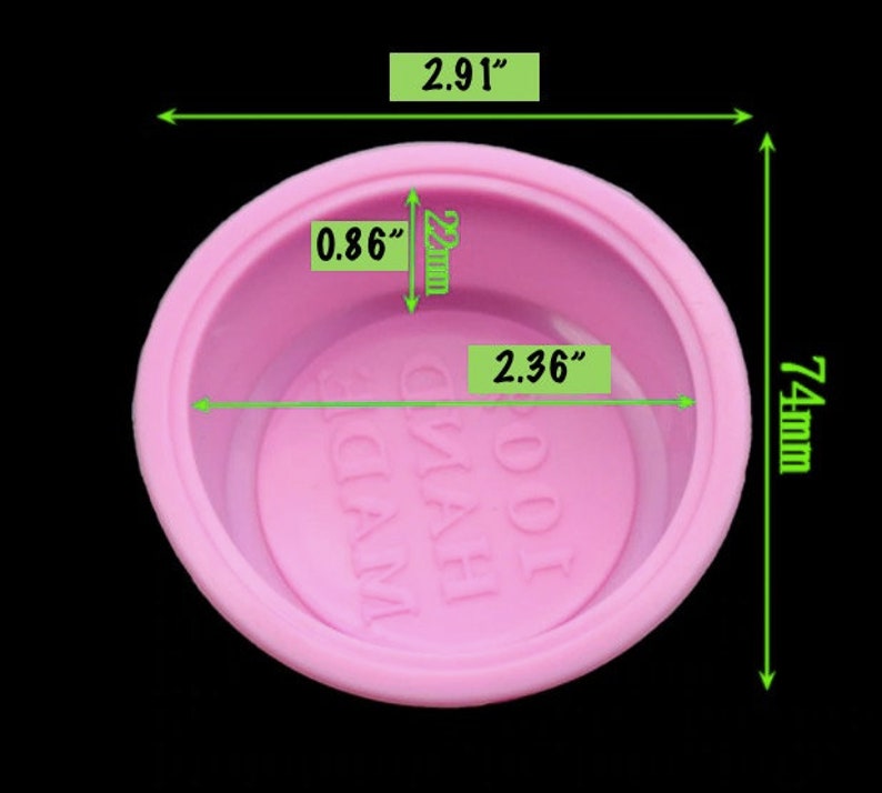 Puede incluir: Molde de silicona rosa para hacer jab&oacute;n o velas. El molde tiene un di&aacute;metro de 2,91 pulgadas y un ancho de 2,36 pulgadas. Tiene una altura de 74 mm. El molde tiene las palabras "DO IT" y "YOUR WAY" inscritas en la parte inferior.