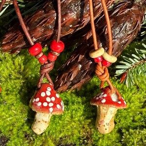 エッセンシャルオイルディフューザー、アロマセラピーネックレス、オイルディフューザー、キノコデザイン、ボヘミアンシック、磁器ペンダント、#125.8ABC