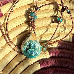 Aromaterapihalsband - Eterisk oljediffusor - Jordnära Boho - Litet oljekärl - tassavtryck - Porslinshänge - #125.2