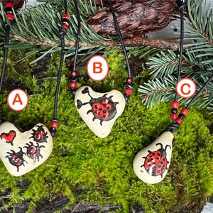 Aromaterapihalsband - Eterisk oljediffusor - Nyckelpigahänge - Jordnära Boho - oljekärl - handgjort - Porslinshänge - #125.7ABC