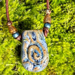 Aromaterapihalsband, stengodshänge, eterisk oljediffusor, solsymbol, oändlighetsspiral, trollslända, #125.16