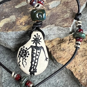 Eterisk oljediffusor - "Magi lever här" - Aromaterapihalsband, oljediffusor, forntida symbol, bohemisk chic, porslinshänge, #123-7