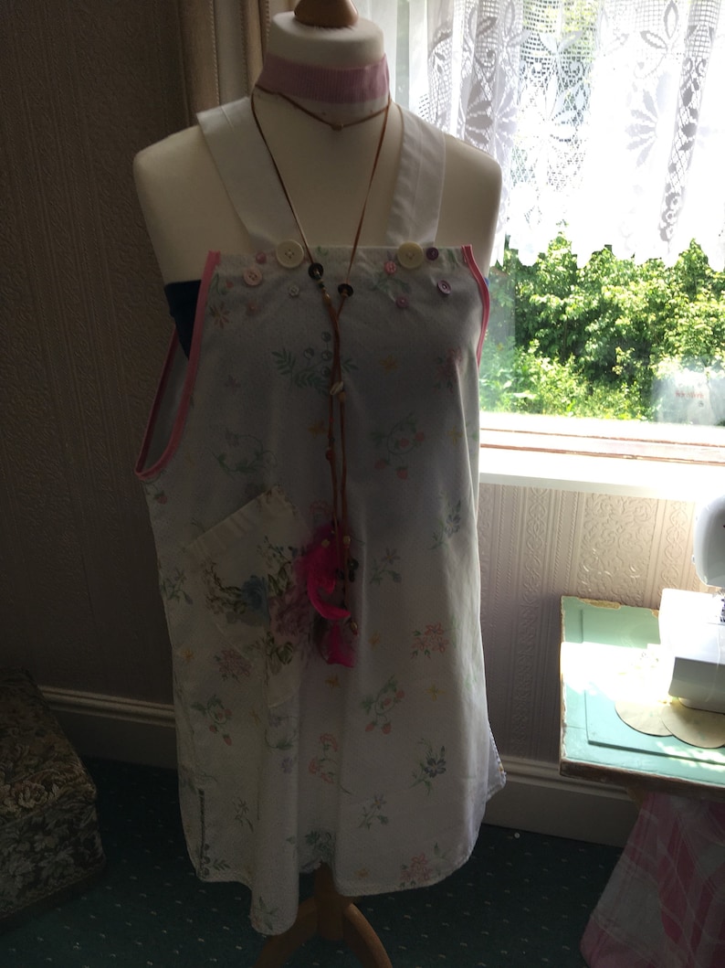 Overall Scrap Fabric UK Size 10-14 Hippy Dungaree Style Dress Bo-Ho Big Pocket WHITE Floral: Festival