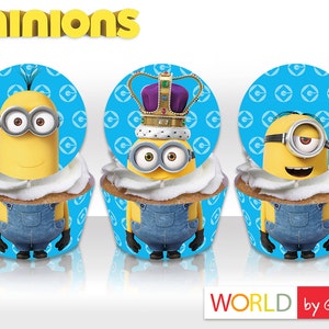 Può includere: Tre involucri per cupcake con immagini diverse dei Minions del franchise Cattivissimo Me. Gli involucri sono blu con un motivo bianco a forma di lettera 'G'. Il primo involucro presenta un Minion con una tuta blu e occhiali. Il secondo involucro presenta un Minion con una corona. Il terzo involucro presenta un Minion con una tuta blu e un solo occhio.