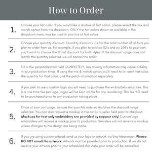 以下が含まれることがあります： 上部に「How to Order」というテキストが表示された白い背景。テキストには、色の選択、数量割引、パーソナライゼーション、カスタムロゴ、モックアップ、アートワークの提出など、帽子を注文するための手順が記載されています。