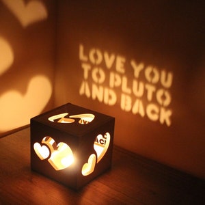 彼女へのパーソナライズされたギフト、ガールフレンドへの記念日のギフト、女性へのロマンチックな寝室の装飾ギフト、冥王星と背中合わせの愛の秘密の箱