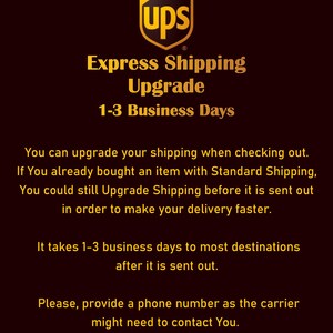 Op de afbeelding: UPS Express Shipping Upgrade logo met de tekst "1-3 werkdagen". Je kunt je verzending upgraden tijdens het afrekenen. Als je al een artikel hebt gekocht met standaardverzending, kun je de verzending nog steeds upgraden voordat het wordt verzonden om je levering te versnellen. Het duurt 1-3 werkdagen om de meeste bestemmingen te bereiken nadat het is verzonden. Geef alstublieft een telefoonnummer op, aangezien de vervoerder mogelijk contact met je moet opnemen.