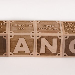 K&ouml;nnte beinhalten: Holzw&uuml;rfel, die den Namen "Bianca" buchstabieren, mit Details zur Geburt des Babys, einschlie&szlig;lich Gewicht (7 lbs. 1 oz.), L&auml;nge (20 Zoll), Uhrzeit (7:27 Uhr), Datum (Montag, 3. Oktober 2015) und Sternzeichen (Waage).