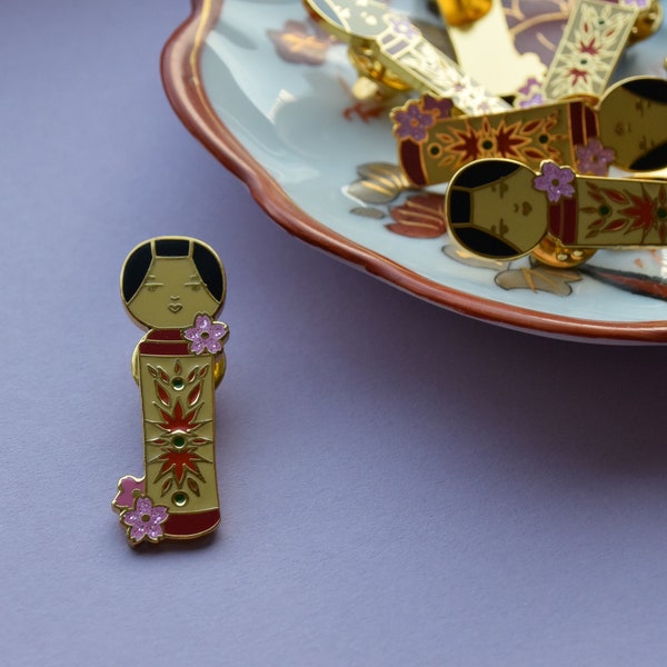 Poupée Kokeshi japonaise originale - Broche en émail dur