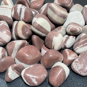 Shiva Lingam Narmada Pedras Roladas (Por Peça Ou Libra) Atacado Decoração de Pedras Preciosas Cristais e Pedras de Cura