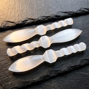 Selenit Satin Spar Crystal Point Dekorativ Svärd Kniv Dolk Spiralstav Ädelsten Dekor Gåva Leverans Läkande Kristaller