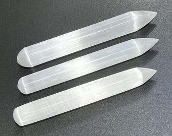 Varita de cristal de selenita satinada con punta de lápiz para tallado, venta al por mayor, suministro de piedras preciosas decorativas, cristales y piedras curativas