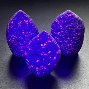 Syenite Flame Shape Standing Tower (UV Reactive) Carving Wholesale Gemstone Decor Supply Healing Crystals And Stones
