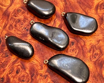 Suministros para joyería: colgante de cuentas de piedra shungita negra pulida de forma irregular para collar