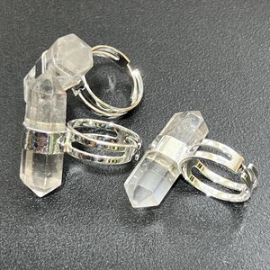 Könnte beinhalten: Drei silberne Ringe mit klaren Quarzkristallsteinen. Die Ringe sind verstellbar und haben ein schlichtes Design.