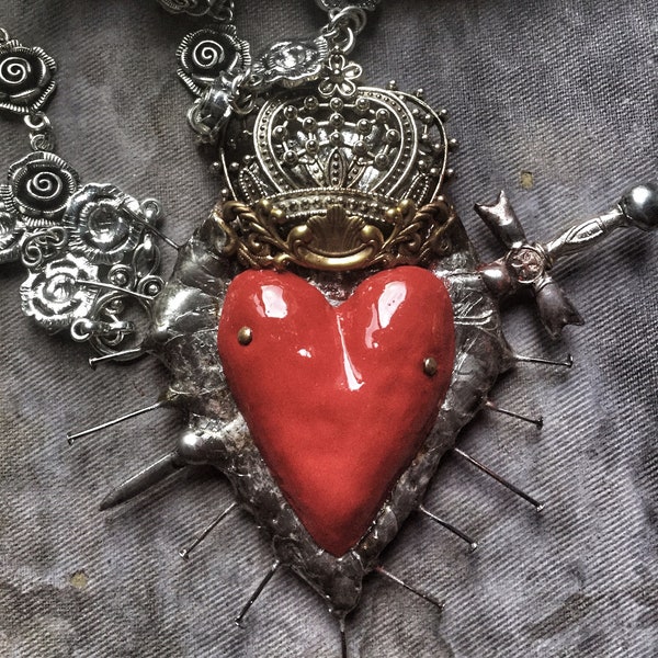 Collier sacré coeur, collier épée coeur rouge, coeur émaillé, bijoux gothiques