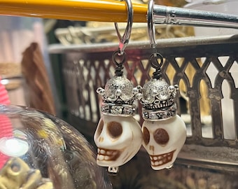 Orecchini teschio con corona e strass, gioielli Memento Mori, orecchini halloween