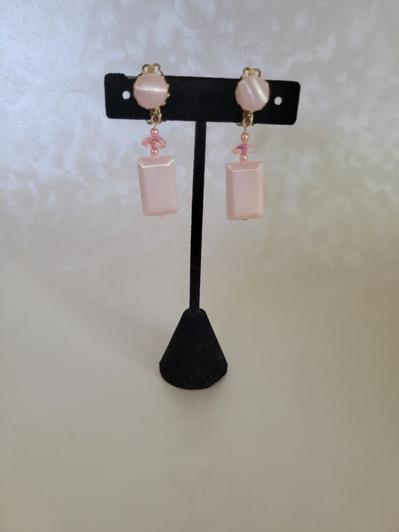 Vintage 1950s Baby Pink Plastic Drop Clip-on Earr… - image 8