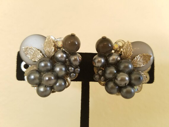 Vintage Gray Faux Pearl Clip On Earrings, 1950s C… - image 6