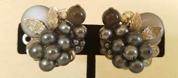 Vintage Gray Faux Pearl Clip On Earrings, 1950s C… - image 7