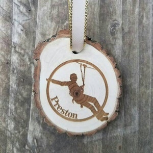 Männlicher Zipliner mit personalisiertem Namen Weihnachtsdekoration Outdoors Abenteuer Ziplining Geschenk Erinnerung