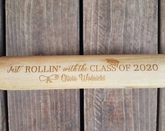 Regalo de graduación Personalizado Grabado láser Rodillo de madera Just Rollin' con la clase de ....