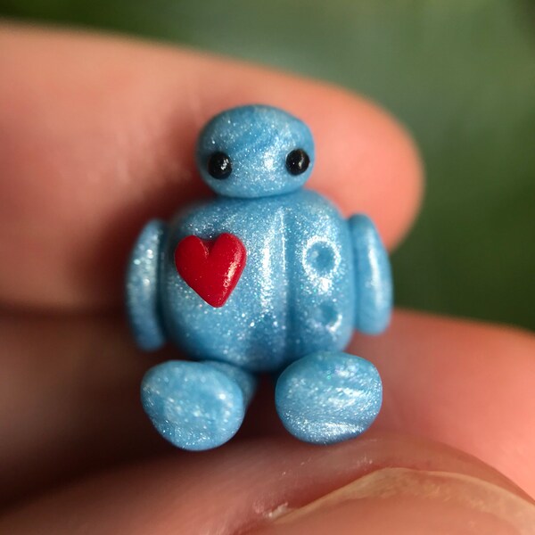 Pequeña escultura de robot azul, arte de robot de corazón, mini figura