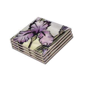 Puede incluir: Juego de cuatro posavasos cuadrados de cerámica con una ilustración de acuarela de una flor de iris púrpura sobre un fondo amarillo claro.