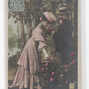 Pocztówka - Dama w różu z dżentelmenem - Ona zbiera róże Opublikowano Francja ok. 1903 #2047b #2047b
