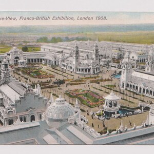 Puede incluir: Vista aérea de la Exposición Franco-Británica en Londres, 1908. La postal vintage muestra un gran complejo de edificios blancos con arquitectura ornamentada, jardines y fuentes. El cielo es de color azul pálido.