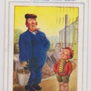 Peut inclure: Carte postale vintage avec une illustration de dessin animé. Un homme en costume bleu et un garçon en veste rouge se tiennent à l'extérieur. Le texte dit "WHAT'S THAT MISTER?" et "THAT'S FUNNY, WE HAVE CUSTARD WITH OURS!"