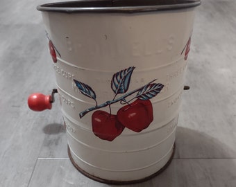 Vintage Bromwell’s 3-Cup Tin Measuring Flour Sifter Red Apple Design