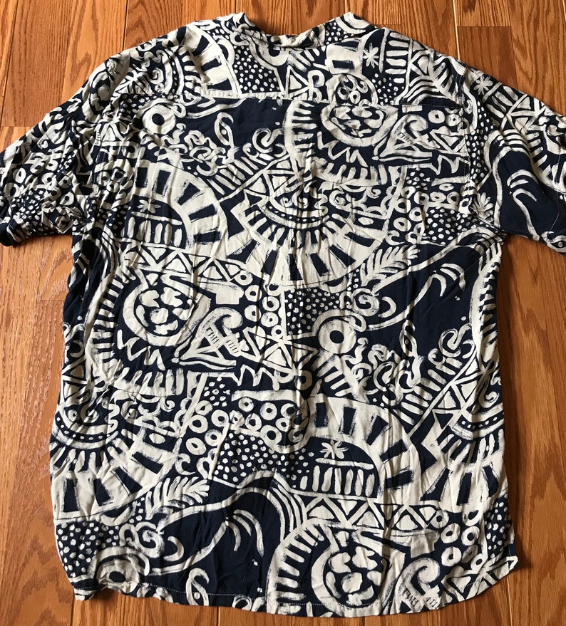 Vintage 90/'s Guess by Georges Marciano Abstract Rayon button up short sleeve Size Large.