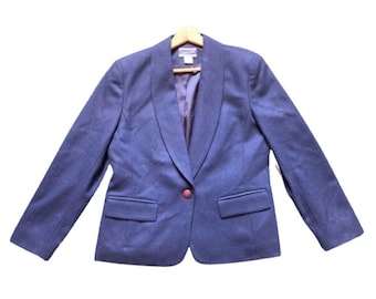 Vintage 90's Pendleton Petite Business Blazer in Navy Blue. Size 8. Made in the USA of 100% Wool. Has built in shoulder pads and pockets.