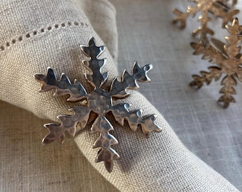 Servilleteros vintage de plata martillada con forma de copo de nieve • Juego de 6 para decoración de mesa navideña