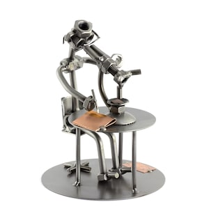 Schraubenmännchen Biologe Mit Mikroskop - original Steelman24 Metallskulptur - das perfekte Geschenk