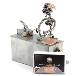Schraubenmännchen Verkäuferin Mit Visitenkartenhalter - original Steelman24 Metallskulptur - das perfekte Geschenk