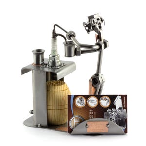 Figura in Metallo "Barman Con Botte Di Legno Con Portabiglietti Da Visita" - idea regalo fatta a mano