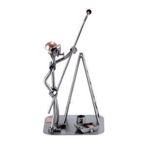 Könnte beinhalten: Eine Metallfigur eines Malers, der eine Farbrolle hält und auf einer Leiter steht. Die Figur ist aus verschiedenen Metallteilen gefertigt und hat einen kupferfarbenen Helm.