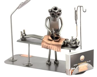 Figura de Metal "Mesa De Operaciones Con Portatarjetas De Visita" - Idea de regalo hecho a mano