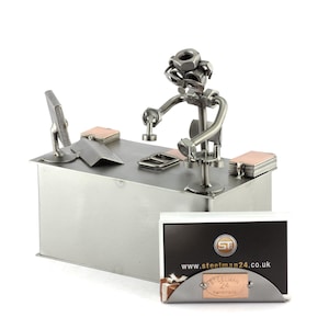 Schraubenmännchen Beamter Mit Visitenkartenhalter - original Steelman24 Metallskulptur - das perfekte Geschenk