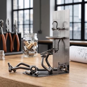 Cadeau voor loodgieters en installateurs – Loodgietersschroeffiguurtje – Metalen beeldje met gravure – Cadeau voor vakmensen