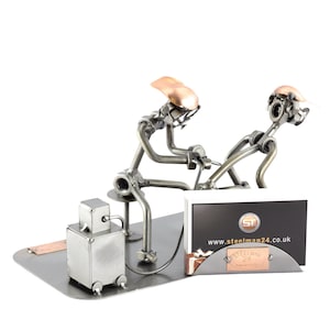 Schraubenmännchen Tätowierer Mit Visitenkartenhalter - original Steelman24 Metallskulptur - das perfekte Geschenk