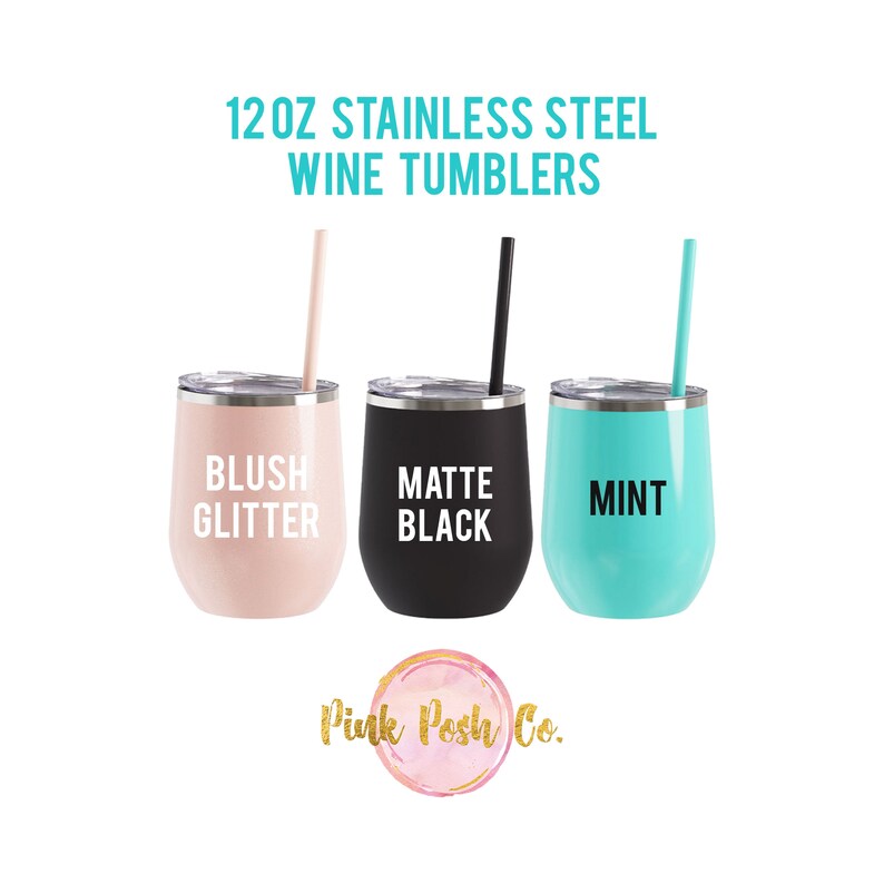 Puede incluir: Tres vasos de vino de acero inoxidable de 350 ml con pajitas. Los vasos son de color rosa con purpurina, negro mate y menta. El texto "Blush Glitter", "Matte Black" y "Mint" est&aacute; impreso en cada vaso. El texto "Pink Posh Co." est&aacute; impreso debajo de los vasos.